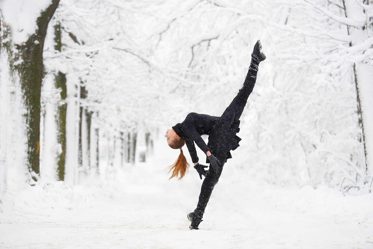 Девушка в сугробе. Девушка в снегу. Девушка танцует на снегу. Фотосессия на снегу.