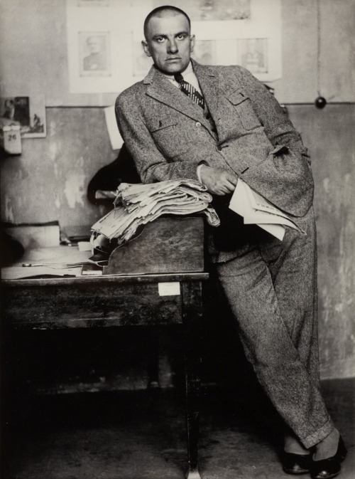 ALEXANDER RODCHENKO, Poet Vladimir Mayakovsky in Redaktion / in editorial office, Moscow 1927